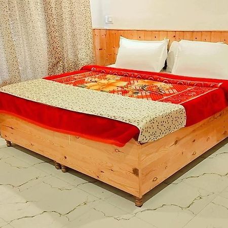 Hotel Seraj International Manāli Екстериор снимка