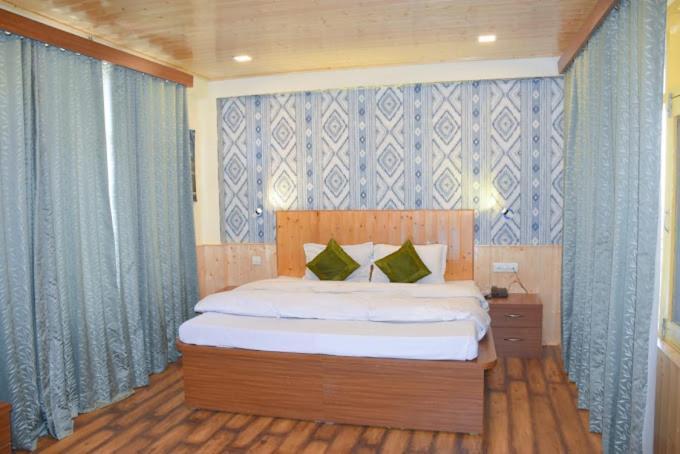 Hotel Seraj International Manāli Екстериор снимка